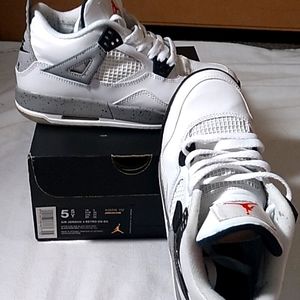 🔥🔥🔥AIR JORDAN 4 RETRO OG BG, 5.5 YOUTH,WHITE/RED/BLK/GREY..